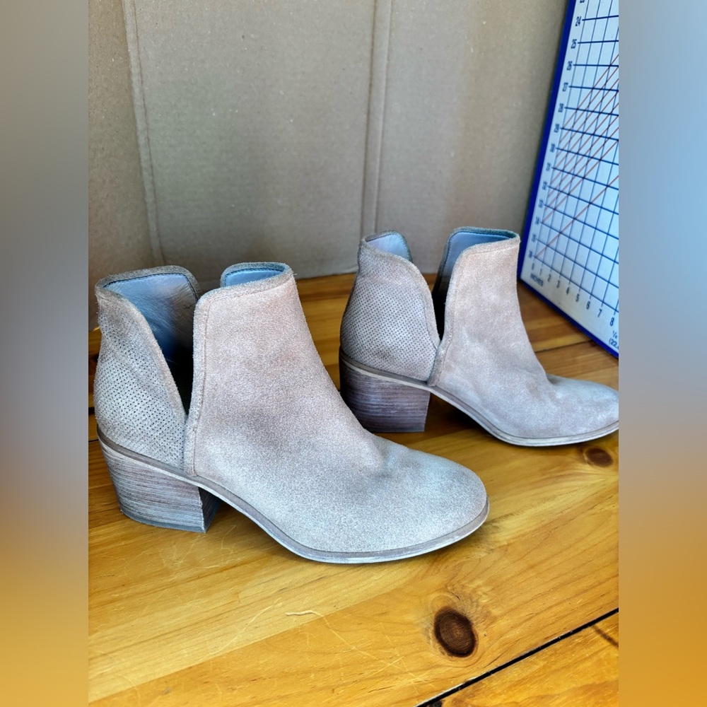 BP Suede Tan Ankle Booties 9.5 - Picture 2 of 8